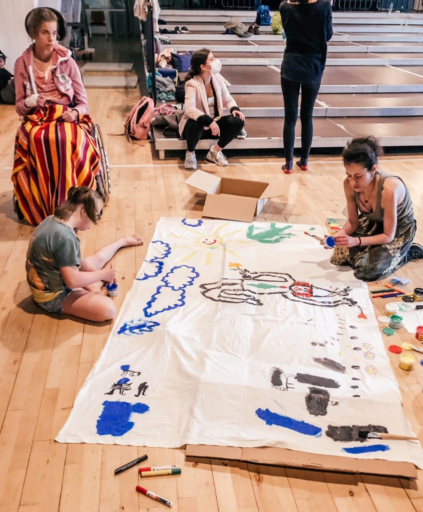 Galerie Tufa: Kinder malen gemeinsam ein Plakat, Bild 2
