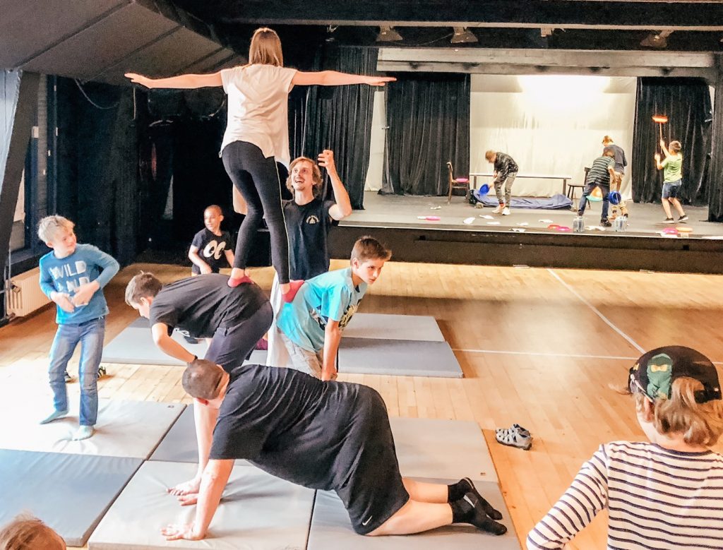 Galerie Tufa: Kinder üben Balance-Tricks für ihre Zirkus-Show