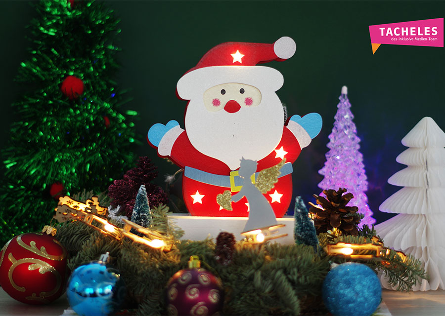 Beitragsbild Weihnachten: Weihnachtliches Foto mit einem Holz-Nikolaus und Schmuck