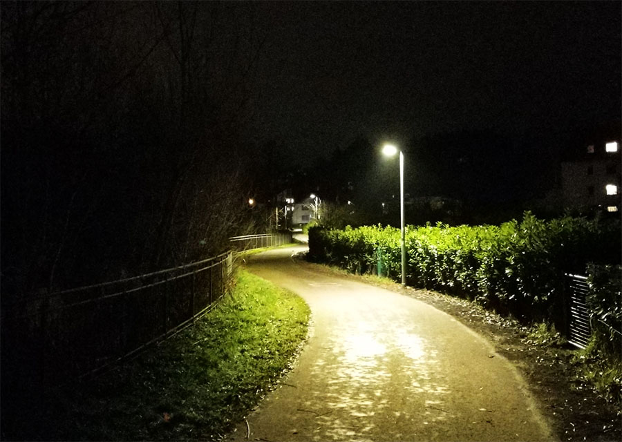 Beleuchtung Galerie: Eine Lampe im Dunkeln in den Kleingärten Trier-Olewig