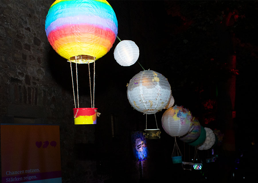 Galerie Illuminale: bunte, beleuchtete Luftballons auf der Illuminale 2021
