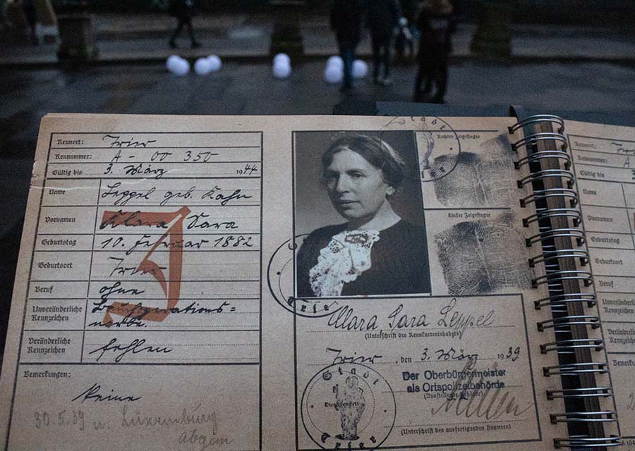 Kennkarte Gedenktag 2: Kennkarte einer jüdischen Person aus der NS-Zeit, ausgestellt an der Porta Nigra.