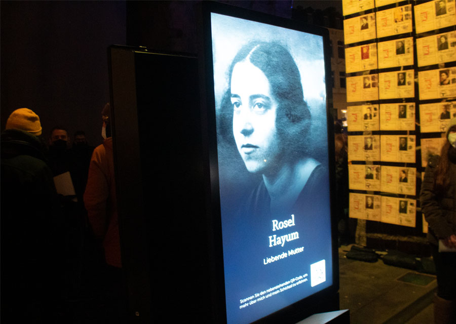 Erinnerlicht Gedenktag 1: Foto des NS-Opfers Rosel Hayum auf der Erinnerlicht-Tafel in der Porta Nigra.