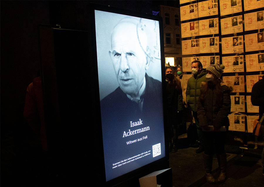 Erinnerlicht Gedenktag 2: Foto des NS-Opfers Isaak Ackermann auf der Erinnerlicht-Tafel in der Porta Nigra.