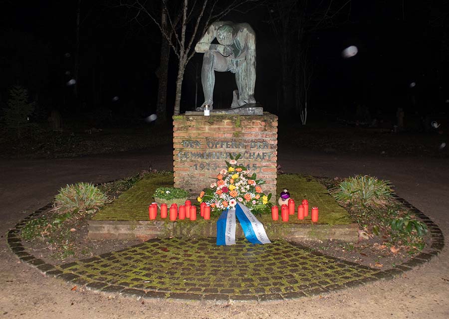 Kranzniederlegung 2: Am Denkmal des nackten Manns auf dem Hauptfriedhof Trier wurden ein Blumenkranz und Kerzen niedergelegt.