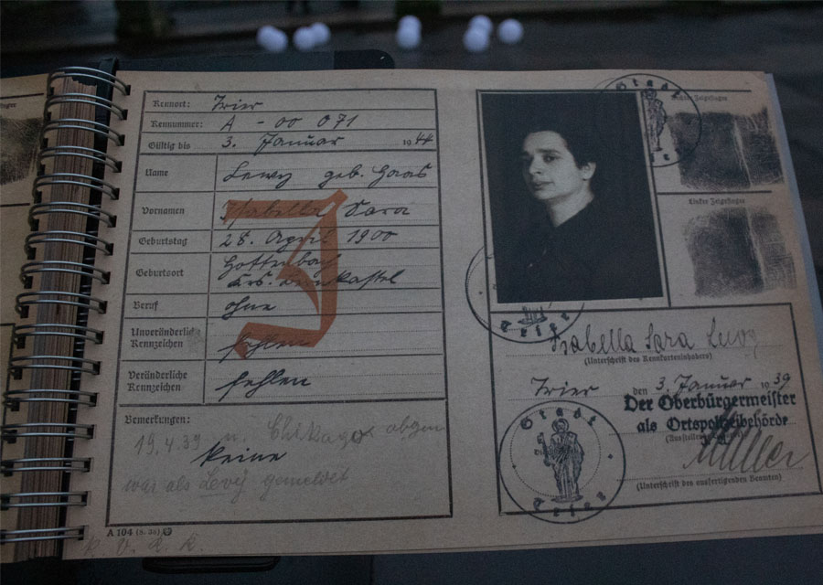 Kennkarte Gedenktag: Kennkarte einer jüdischen Person aus der NS-Zeit, ausgestellt an der Porta Nigra.