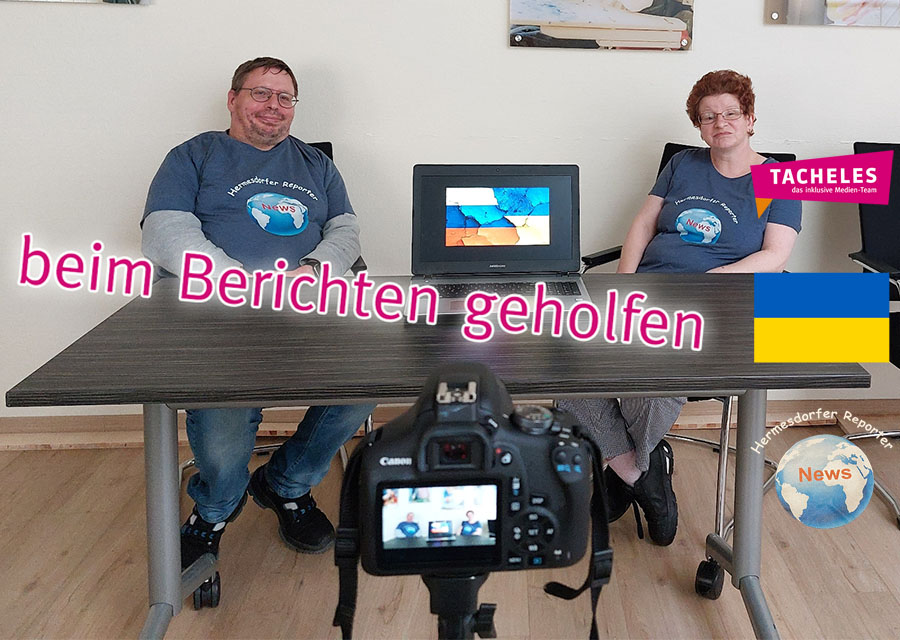 Die Hermesdorfer Reporter sitzen beim Dreh am Tisch in ihrer Kulisse, Titelbild zum TACHELES-Beitrag