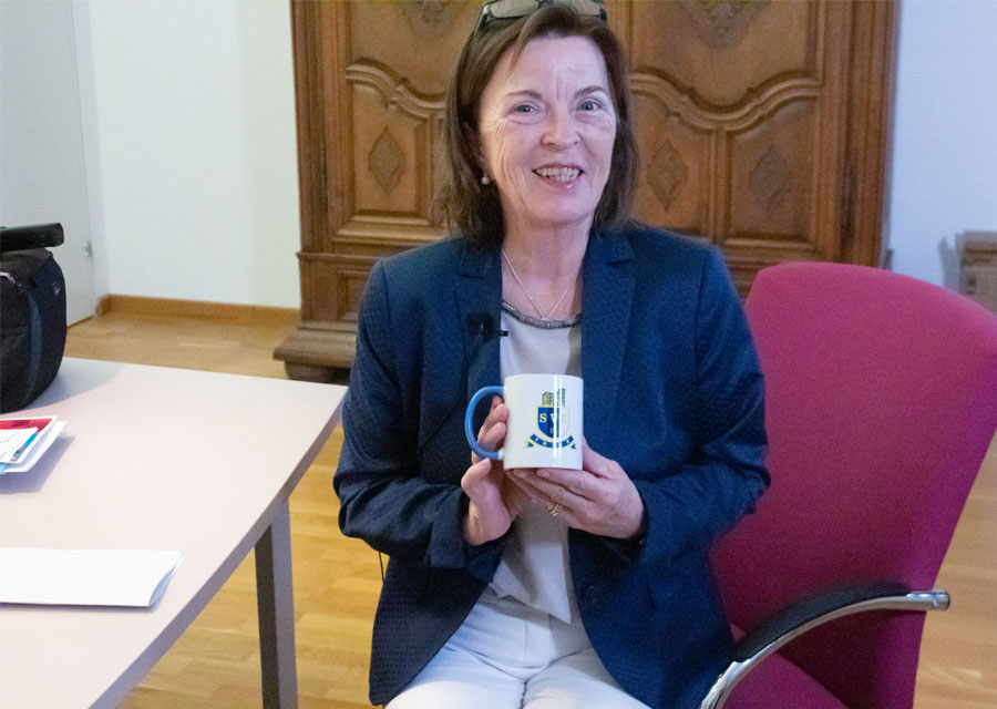 Triers Bürgermeisterin Garbes hält ihre Eintracht-Trier-Tasse in der Hand