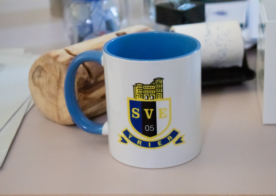 Eine Tasse mit dem Logo von Eintracht Trier auf dem Tisch der Trierer Bürgermeisterin Garbes