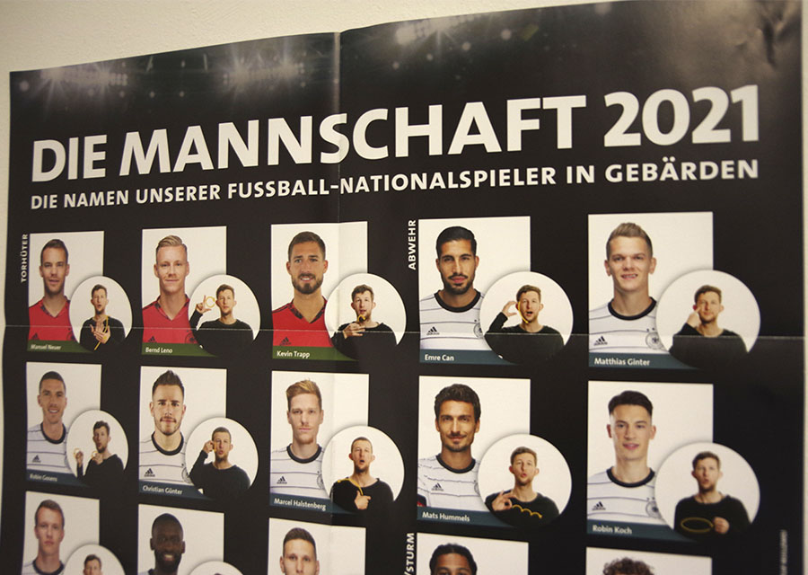 Plakat mit den Namen der deutschen Fußballnationalspieler 2021 in Gebärden