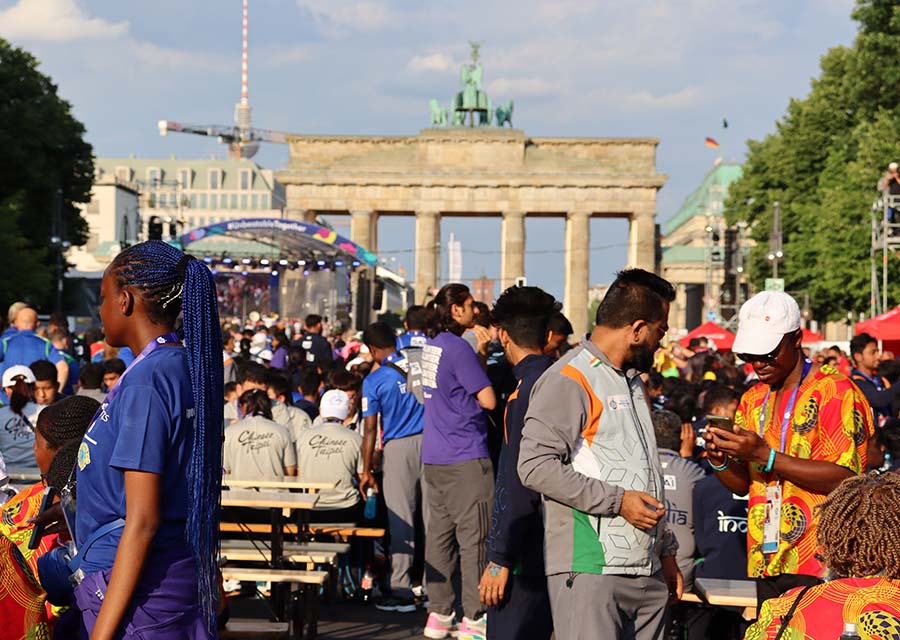 Viele Menschen vor dem Brandenburger Tor