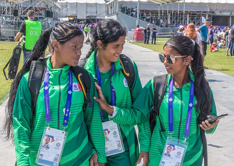 Drei Mädchen in grünen Sportjacken