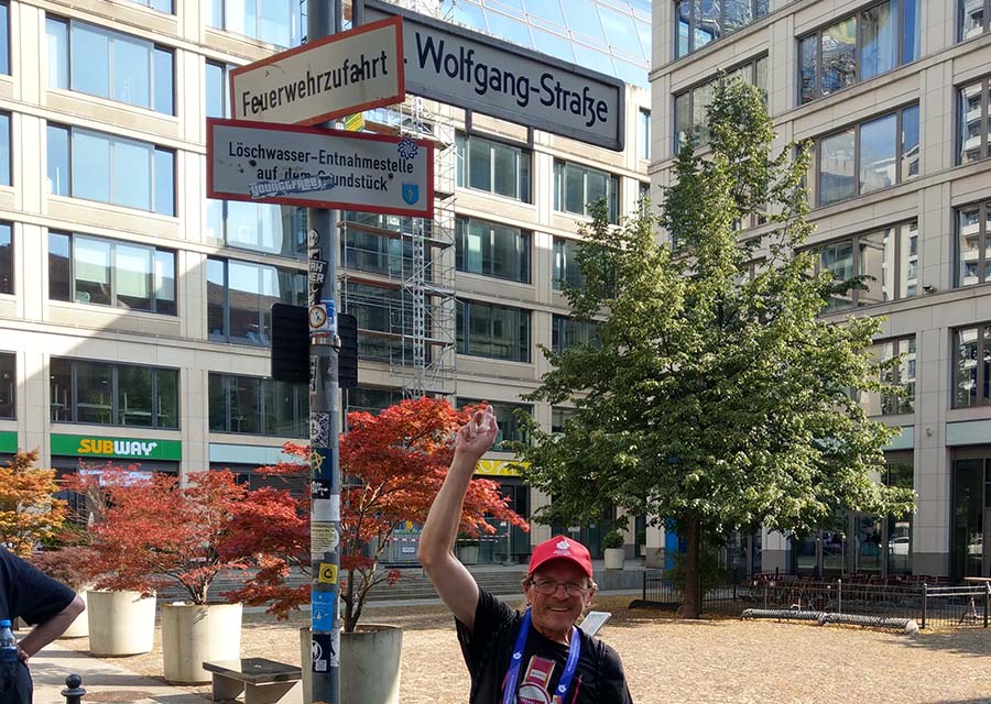Wolfgang unter einem Straßenschild mit seinem Namen