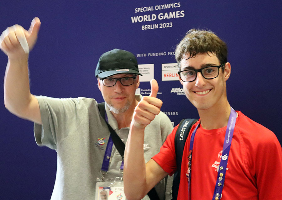 TACHELES-Reporter Heinrich mit dem Goldmedaillen-Gewinner im Tischtennis