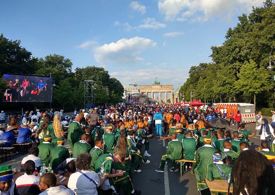 Die Delegationen sitzen vor dem Brandenburger Tor