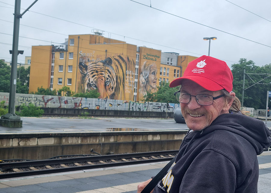 Wolfgang vor einem Haus mit einem großen Tigerbild