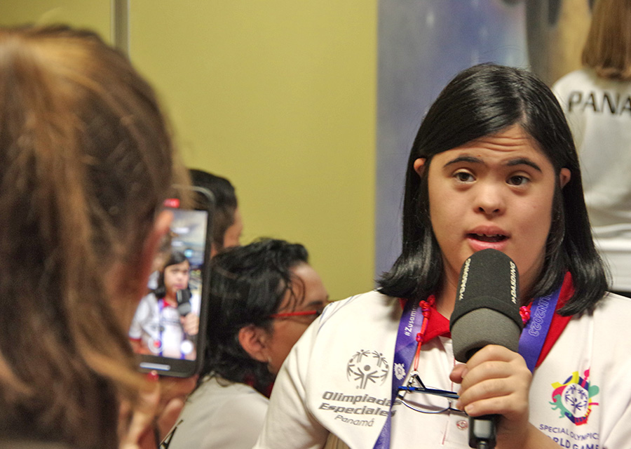 eine Athletin aus Panama gibt ein Interview mit Mikrofon