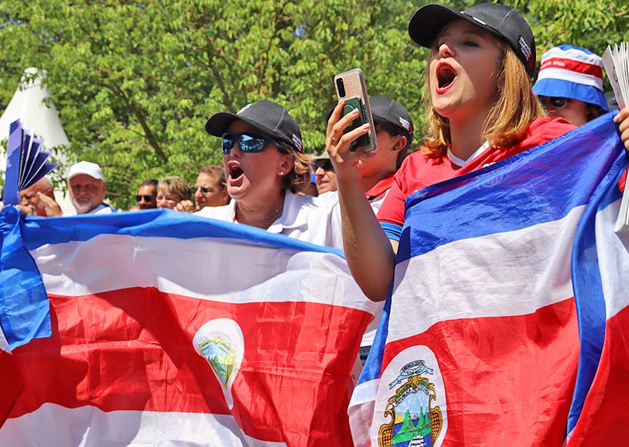 Zwei Frauen jubeln mit Flaggen von Costa Rica