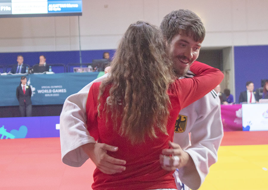 Der deutsche Judoka Benedikt Wind umarmt seine Trainerin