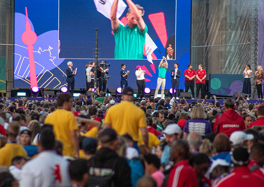 Die Flagge von Special Olympics wird auf der Bühne geschwenkt