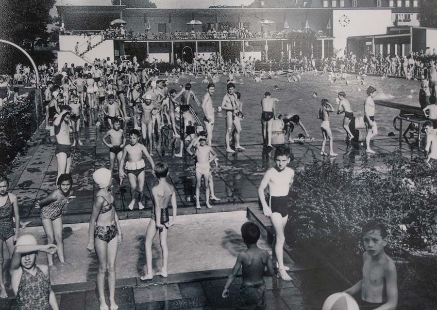 ein altes Foto in schwarz-weiß mit vielen Menschen im Nordbad