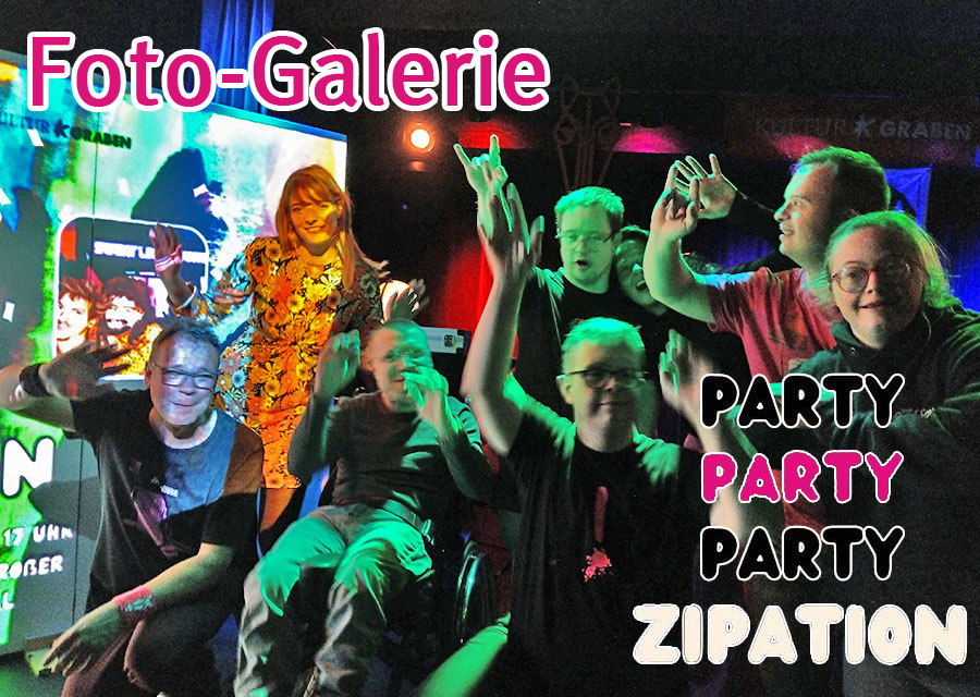 TACHELES-Patrick jubelt mit Musikern in die Kamera, dunkle, bunte Partybeleuchtun, links eine bunte Leinwand. Schrift: Foto-Galerie. Party Party Party Zipation
