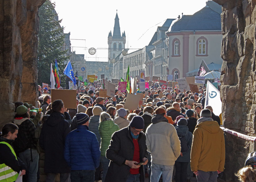 Eine große Zahl demonstrierender Menschen in Trier von der Porta Nigra bis zum Hauptmarkt