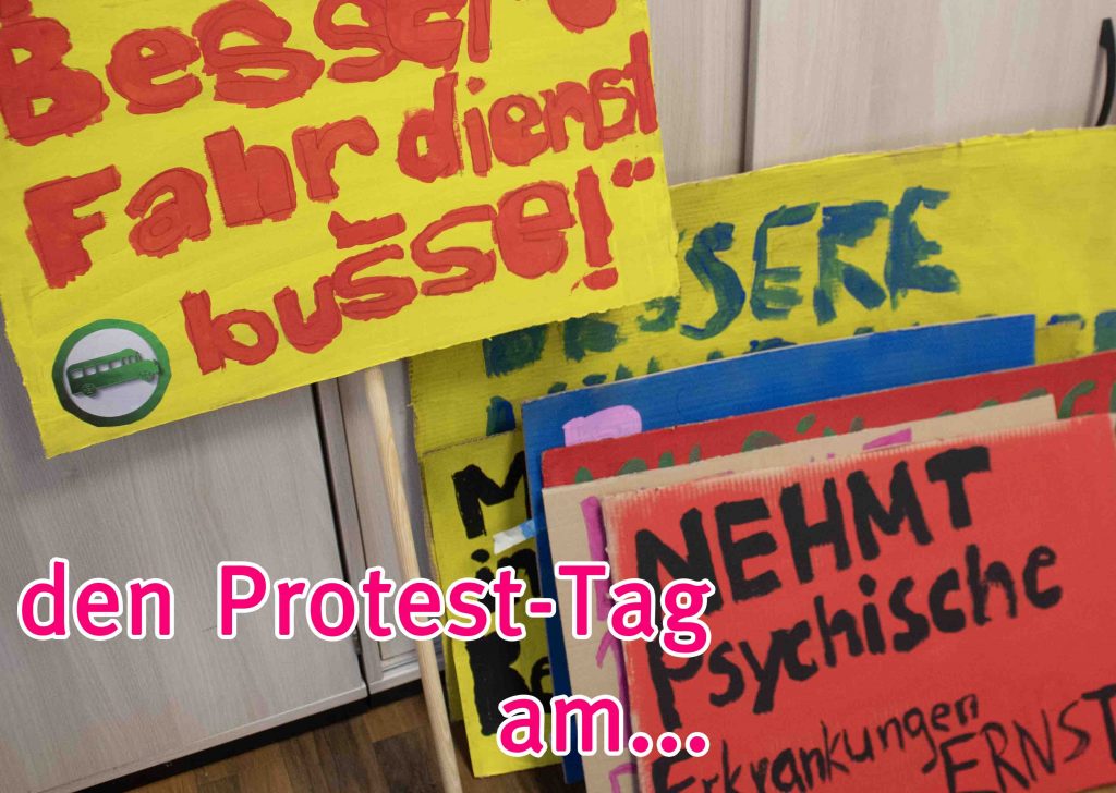 gemalte Protest-Schilder stehen an einem Schrank. Schrift: den Protest-Tag am...