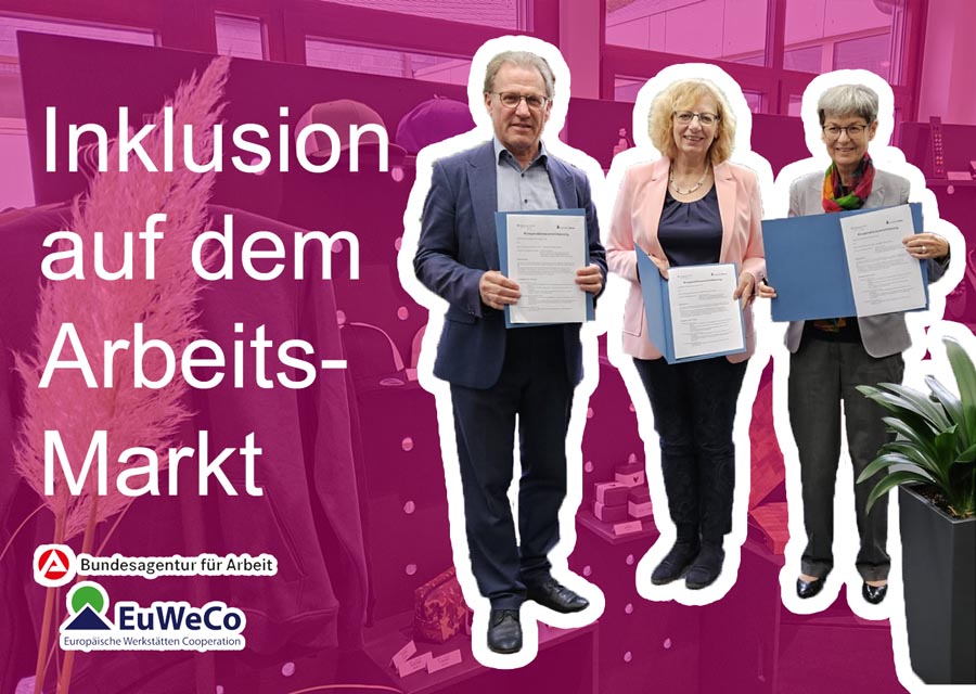 Ein Mann und zwei Frauen, schick gekleidet, halten blaue Mappen mit unterzeichneten Verträgen in die Kamera. Schrift: Inklusion auf dem Arbeits-Markt.
