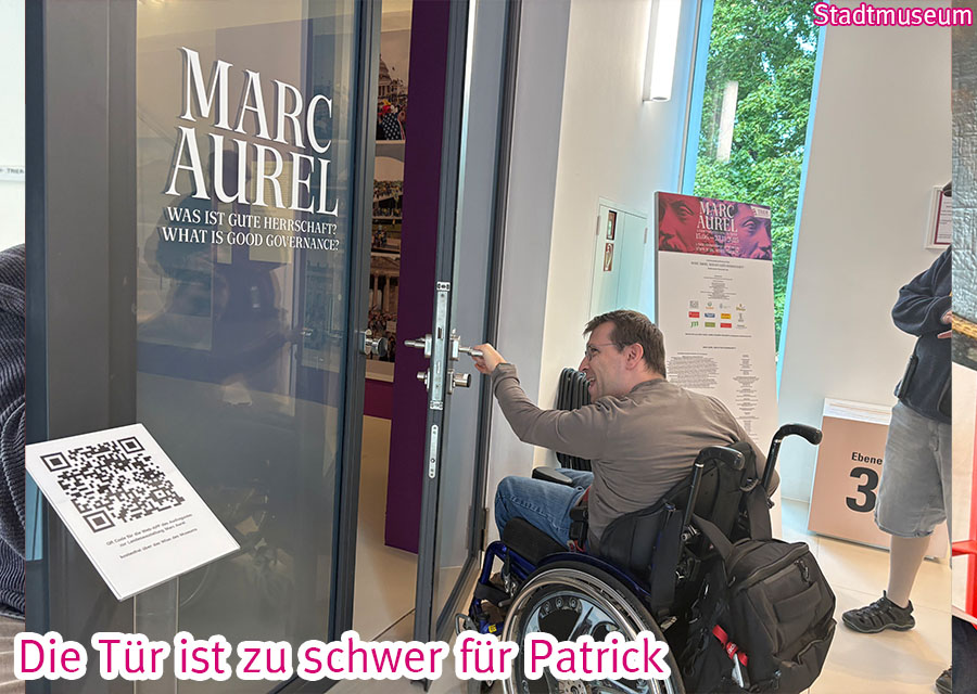 Patrick greift an eine Glastür