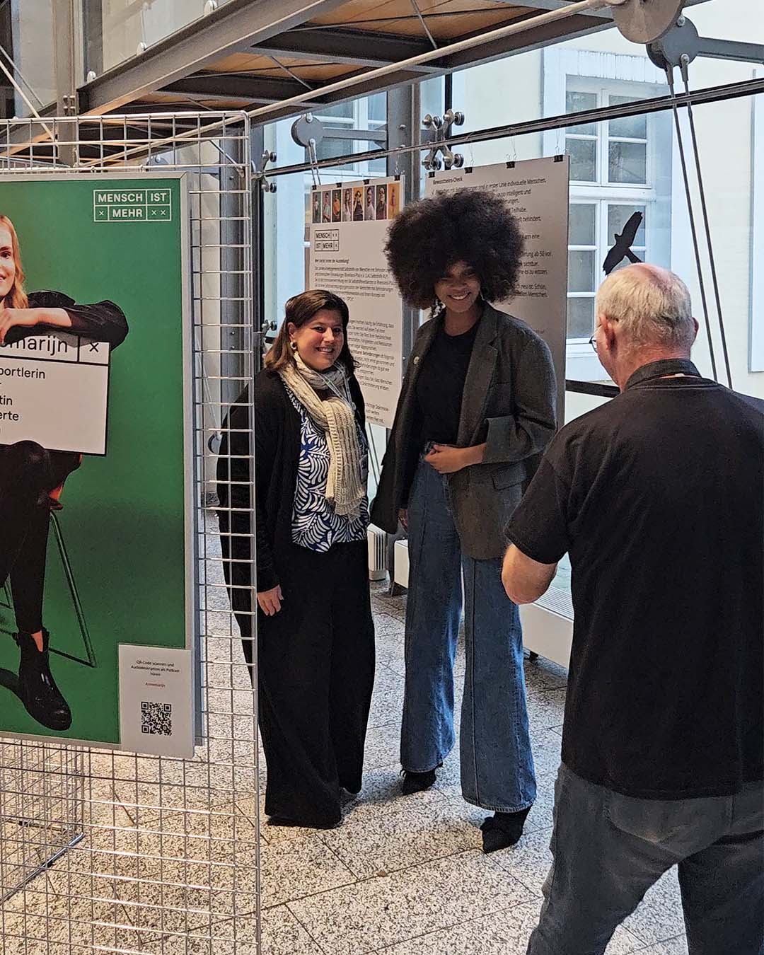 In der Ausstellung: Michael von TACHELES fotografiert die beiden Sonnenblumen-Vertreterinnen