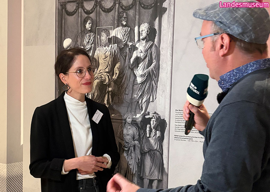 Marc vom SWR interviewt eine schicke Frau vom Landesmuseum