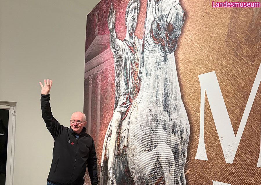 Michael imitiert die winkende Haltung des Kaisers von einem Plakat