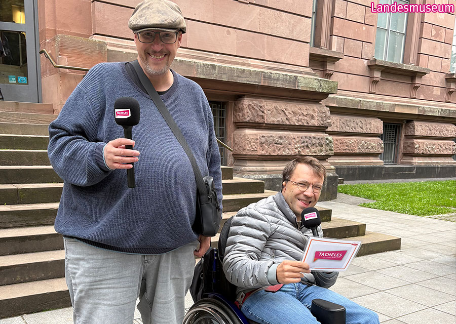 Heinrich und Patrick lächeln vor dem Landesmuseum in die Kamera