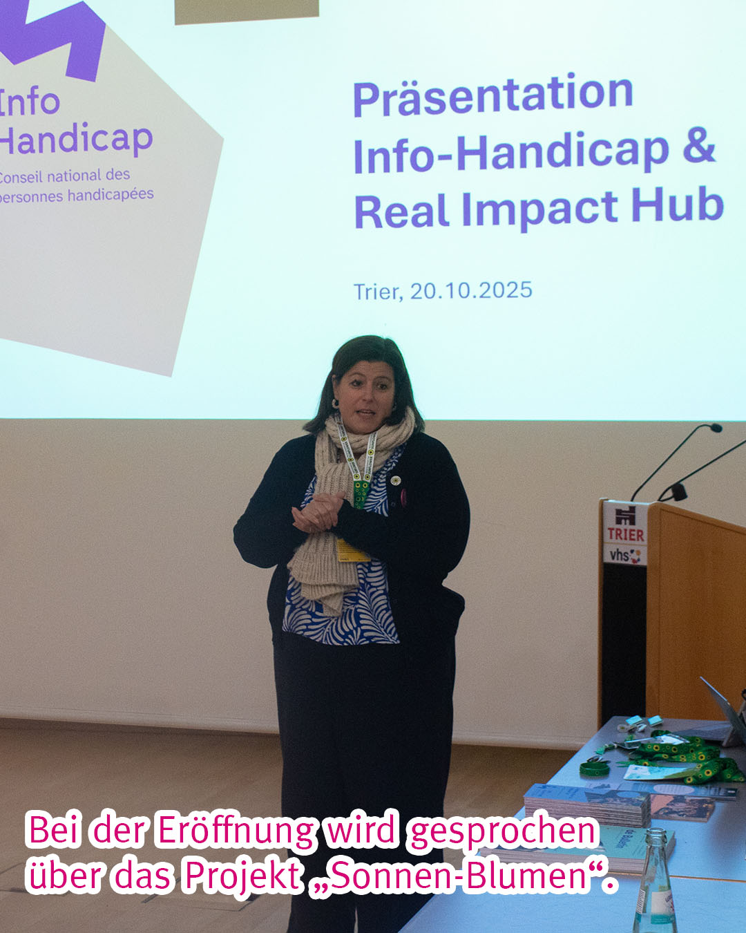 Eine Vertreterin des Real Impact Hub Luxemburg, der das Projekt Sonnenblumen durchführt, vor einer Leinwand