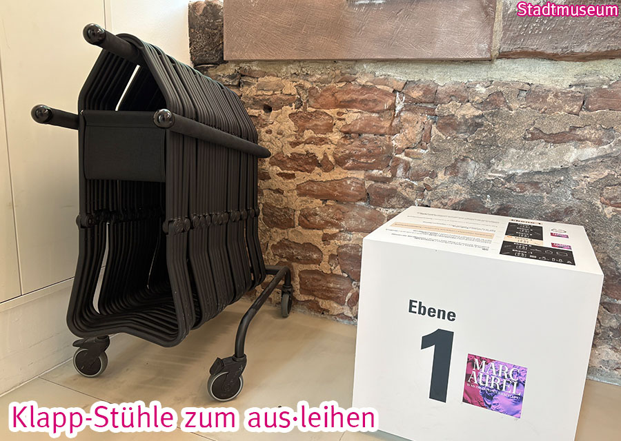 Klappstühle an einem Haken