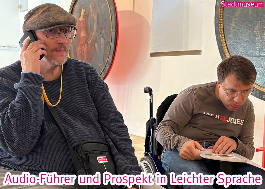 Heinrich mit Audio-Guide in der Hand, rechts von ihm Patrick mit einer Broschüre in Leichter Sprache