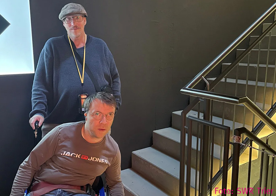 Heinrich und Patrick in einem engen Treppenhaus mit nur Stufen