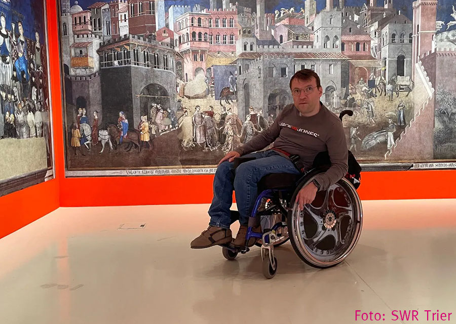Patrick inmitten alter Wandteppiche schaut sich um, wo es weitergeht