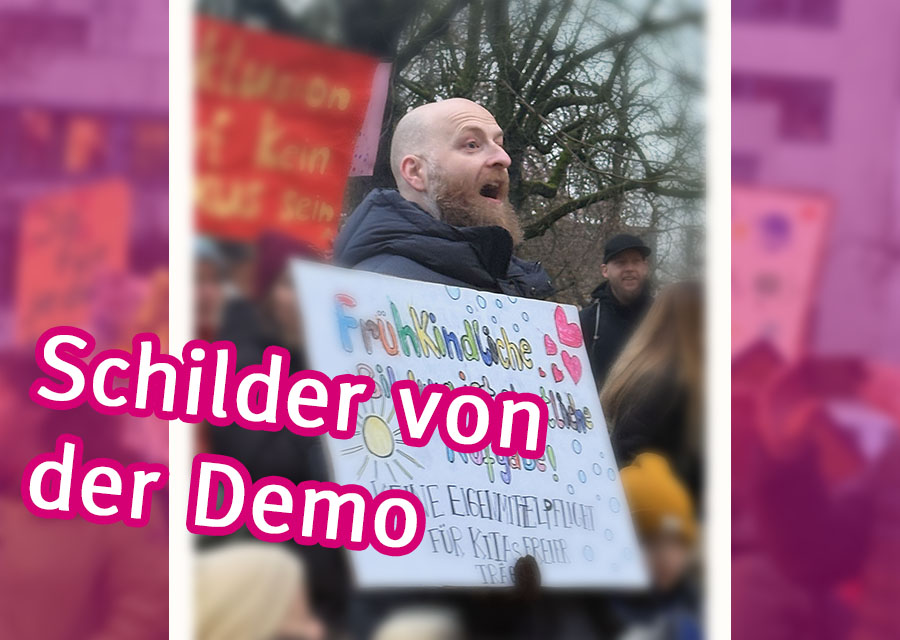 ein Mann ruft etwas. Er hält ein nicht kenntliches Schild.