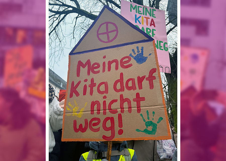 hausförmiges Demoschild: Meine Kita darf nicht weg