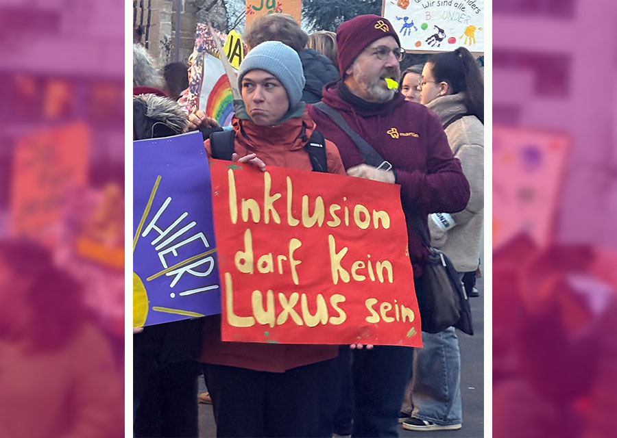 rotes Demoschild: Inklusion darf kein Luxus sein