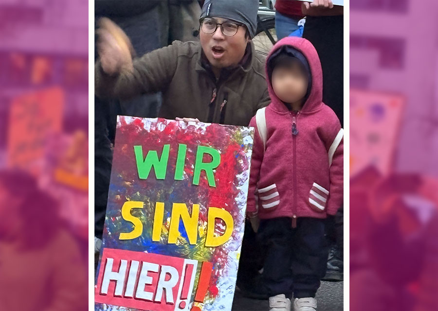 buntes Demoschild: Wir sind hier