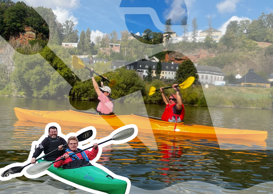 zwei Menschen in einem orangefarbenen Kanu auf dem Wasser recken ihre Paddel in die Höhe. Unten links in klein zwei weitere Leute in einem grünen Kanu